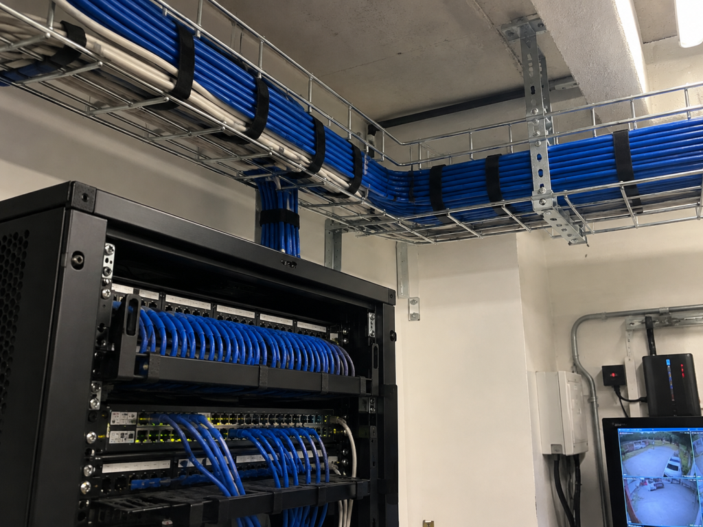 CCTV, TELEFONO IP, RACK, AP, PUERTAS CORREDIZAS